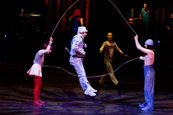 Исполнители, пропускающие канат на шоу Cirque du Soleil "Quidam.com" — стоковое фото