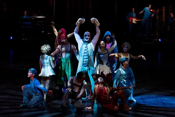 Artistas pulando corda no show do Cirque du Soleil 'Quidam' — Fotografia de Stock