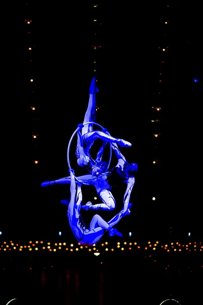 Performanslar Cirque du Soleil 'in' Quidamm 'şovunda ip atlıyorlar. — Stok fotoğraf