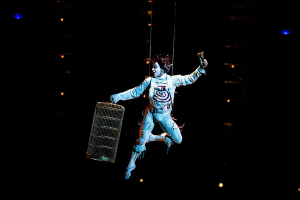 Performers skipping Rope at Cirque du Soleil's show 'Quidam' — Stock Photo, Image