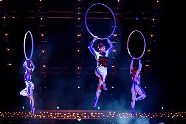 Исполнители, пропускающие канат на шоу Cirque du Soleil "Quidam.com" — стоковое фото