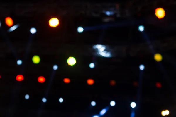 Defocused underhållning konsert belysning på scenen, bokeh. — Stockfoto