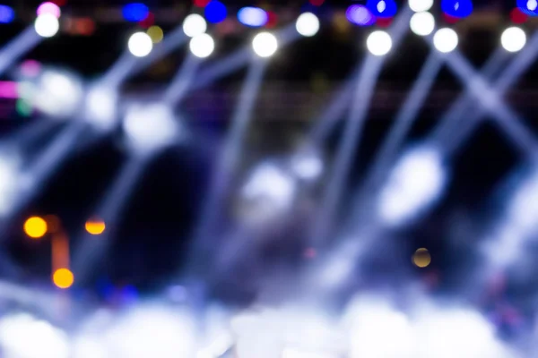 Defocused underhållning konsert belysning på scenen, bokeh. — Stockfoto