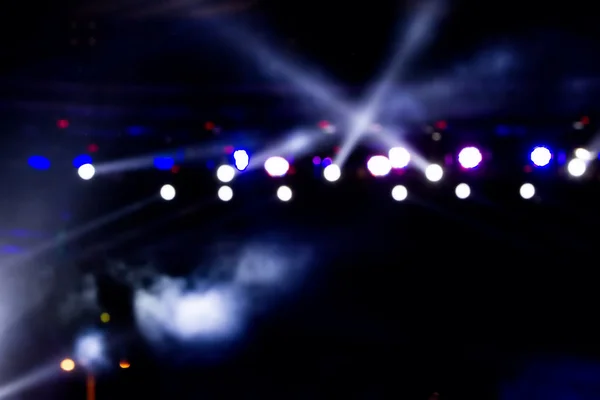 Defocused underhållning konsert belysning på scenen, bokeh. — Stockfoto