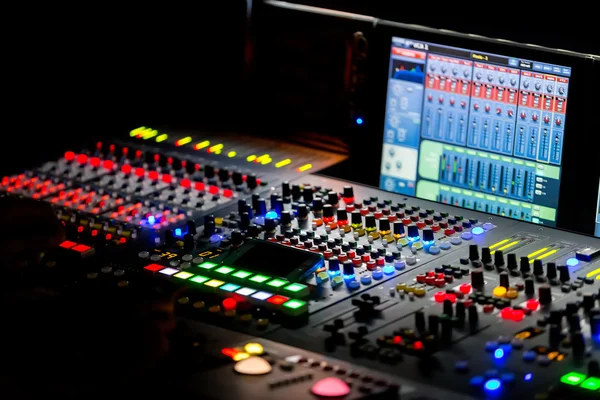 Una console di miscelazione, o mixer audio, dof poco profondo — Foto Stock