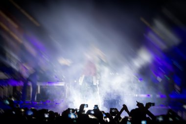 Bir müzik sırasında dokunmatik akıllı telefon ile fotoğraf çekmeye kişi 