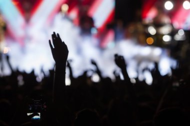 Bir müzik sırasında dokunmatik akıllı telefon ile fotoğraf çekmeye kişi 