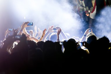 Bir müzik sırasında dokunmatik akıllı telefon ile fotoğraf çekmeye kişi 