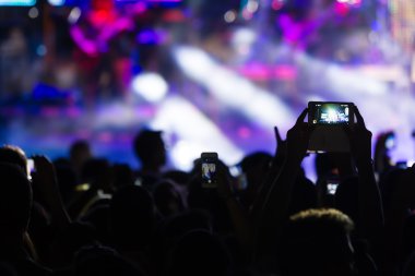 Bir müzik sırasında dokunmatik akıllı telefon ile fotoğraf çekmeye kişi 
