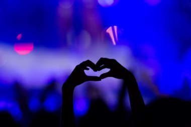 Bir müzik sırasında dokunmatik akıllı telefon ile fotoğraf çekmeye kişi 