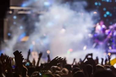 Bir müzik sırasında dokunmatik akıllı telefon ile fotoğraf çekmeye kişi 
