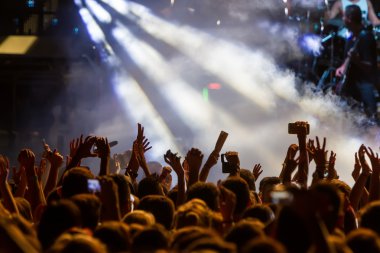 Bir müzik sırasında dokunmatik akıllı telefon ile fotoğraf çekmeye kişi 
