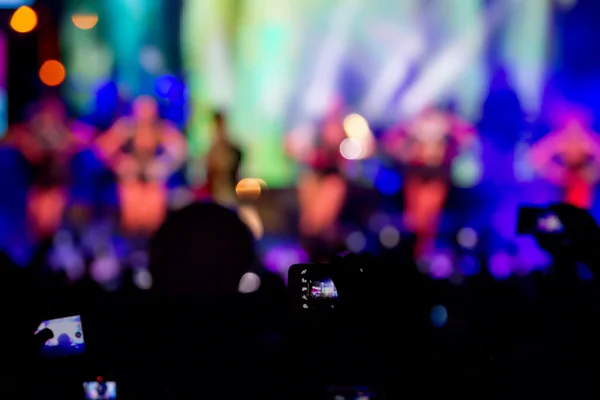 Människor tar fotografier med touch smart telefon under en musik — Stockfoto