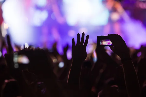 Persone che scattano fotografie con smartphone touch durante una musica — Foto Stock