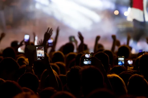 Mensen nemen van foto's met slimme telefoon van het aanrakingsscherm tijdens een muziek — Stockfoto