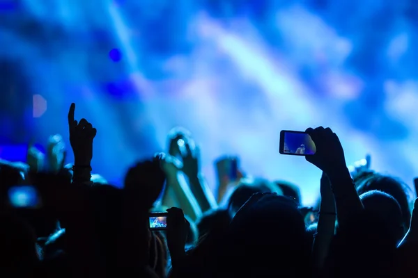 Människor tar fotografier med touch smart telefon under en musik — Stockfoto