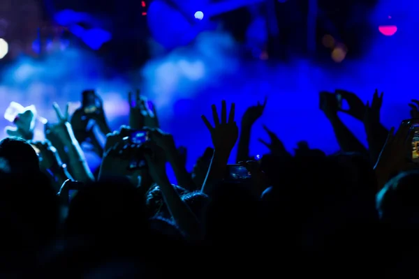 Personas que toman fotografías con un teléfono inteligente táctil durante una música —  Fotos de Stock