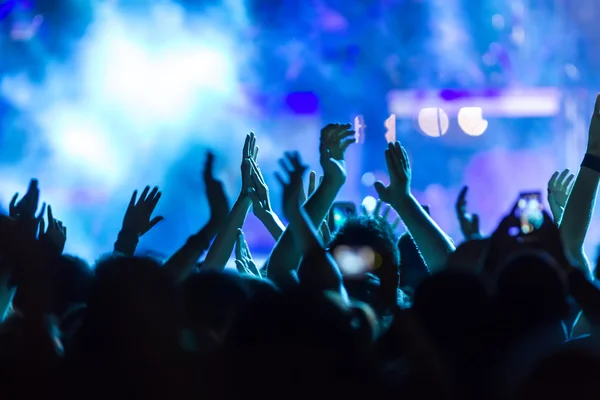 Personas que toman fotografías con un teléfono inteligente táctil durante una música — Foto de Stock