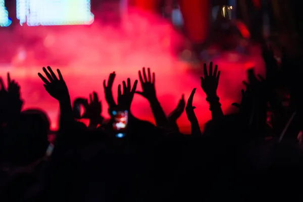 Personas que toman fotografías con un teléfono inteligente táctil durante una música — Foto de Stock