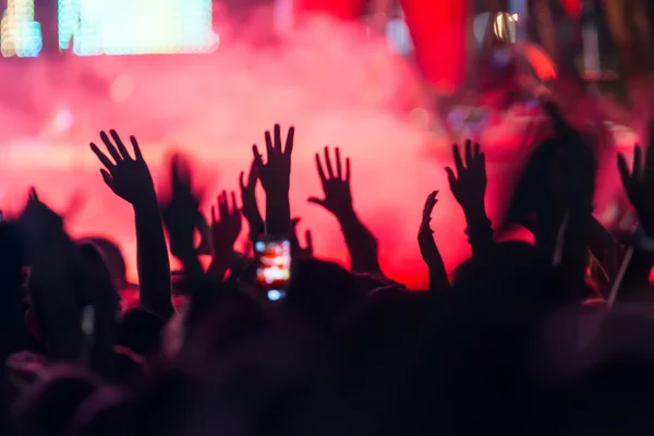 Mensen nemen van foto's met slimme telefoon van het aanrakingsscherm tijdens een muziek — Stockfoto