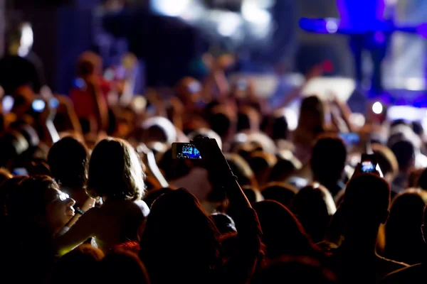 Personnes prenant des photos avec téléphone intelligent tactile pendant une musique — Photo