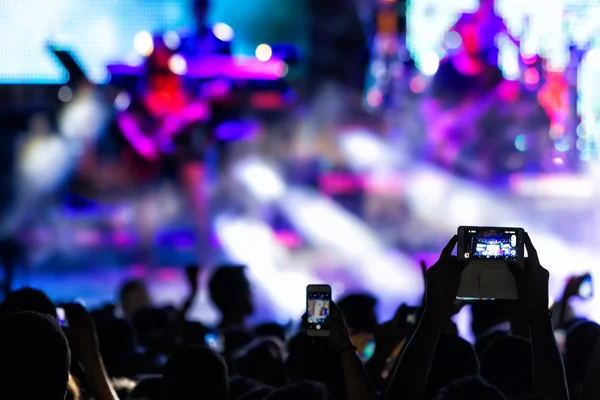 Människor tar fotografier med touch smart telefon under en musik — Stockfoto