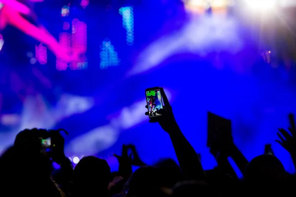 People taking photographs with touch smart phone during a music — Stock Photo, Image