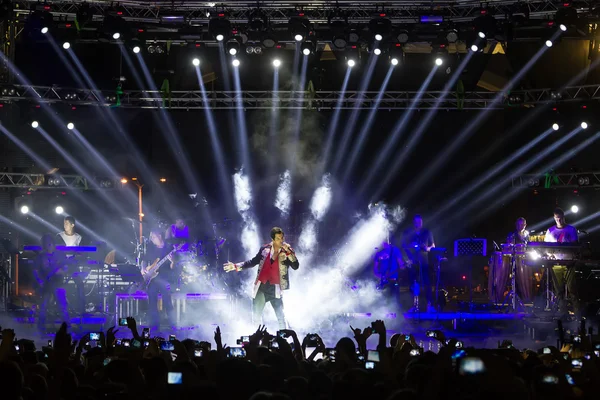 Piosenkarz Sakis Rouvas występując na festiwalu Mad etap Północnej — Zdjęcie stockowe