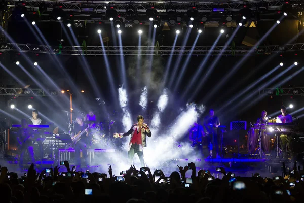 Cantante Sakis Rouvas actuando en el festival MAD North Stage —  Fotos de Stock