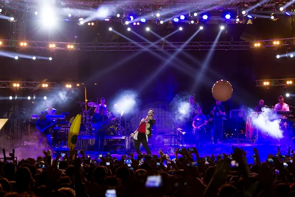 Sänger sakis rouvas tritt bei verrücktem North Stage Festival auf — Stockfoto