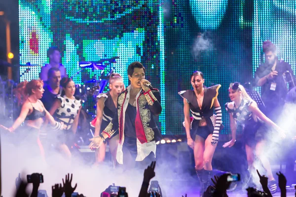 Şarkıcı Sakis Rouvas deli Kuzey sahne Festivali'nde gerçekleştirme — Stok fotoğraf