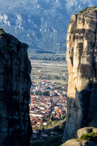 Vista de uma aldeia entre rochas em Meteora, Grécia . — Fotografia de Stock