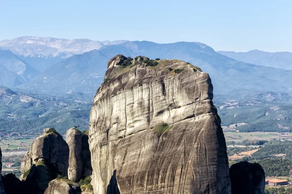 Grote rotsen op de bergen in Meteora, Griekenland. — Stockfoto