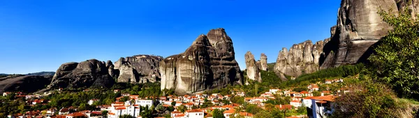 Kastaraki van Meteora, in Griekenland. Het dorp van Kastaraki zoeken — Stockfoto