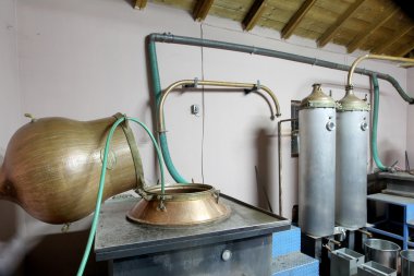 Alkol ve hom üretimi geleneksel damıtma sırasında