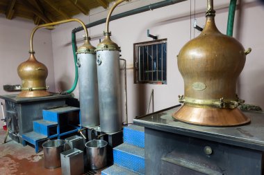 Alkol ve hom üretimi geleneksel damıtma sırasında