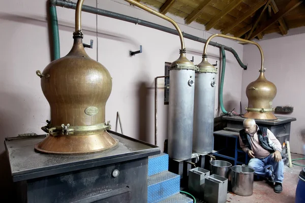 Traditionele distillatie van alcohol en de productie van zelfgemaakte t — Stockfoto