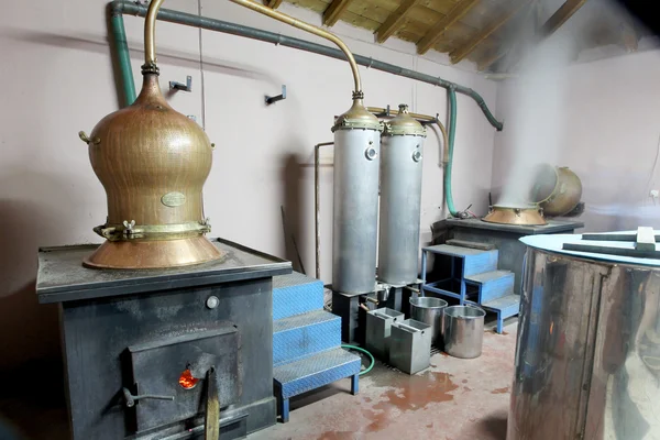 Durante la distillazione tradizionale di alcole e la produzione di om — Foto Stock