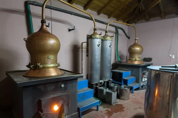 Durante a destilação tradicional de álcool e produção de hom — Fotografia de Stock