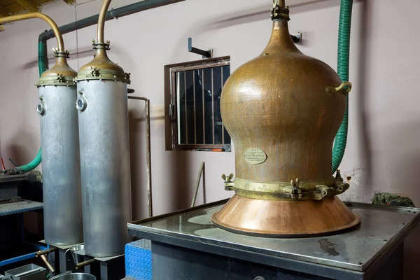 Durante la destilación tradicional de alcohol y la producción de hom — Foto de Stock