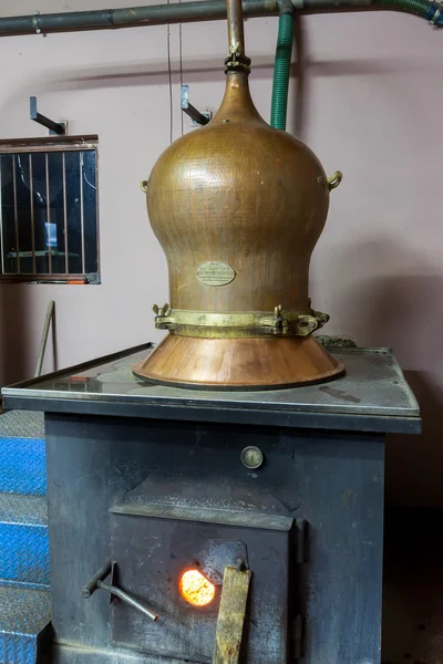 Tijdens de traditionele distillatie van alcohol en productie van hom — Stockfoto