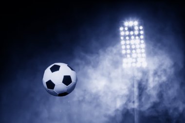 Futbol topuyla stadyum ışıkları