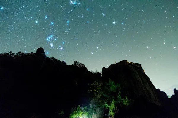 Sterrenhemel gezien van Meteora, Griekenland. Met sterren filter — Stockfoto
