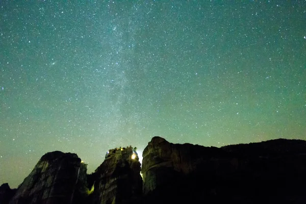 Gwiaździste niebo widziane z Meteora, Grecja — Zdjęcie stockowe