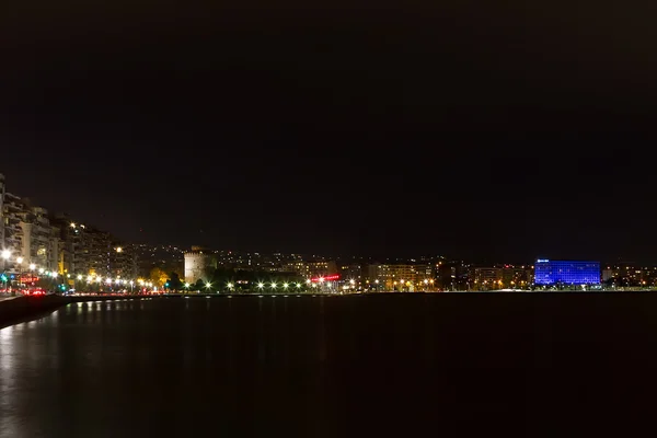 Thessalokini aan de kust met verlichting en reflecties in de avond — Stockfoto