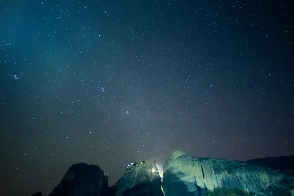 Sternenhimmel von meteora aus gesehen, Griechenland — Stockfoto
