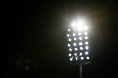 Stadyum ışıkları karanlık gece gökyüzüne kopya alanı ile karşı