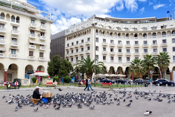 Woman selling seeds for feeding the pigeons in Famous square Ari — Stock Photo, Image