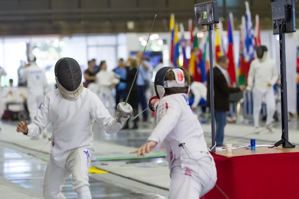 Mladí sportovci soutěžit během oplocení mistr světa mládeže — Stock fotografie