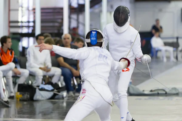 Jóvenes atletas compitiendo durante el Campeón Mundial de Esgrima Juvenil — Foto de Stock